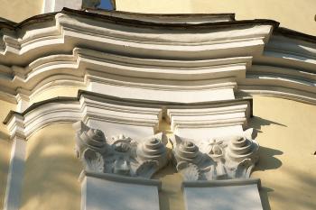 Detail zdobení fasády kostela (© Miroslav BITTER 12/2006)