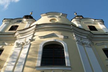 Pohled na bohatě zdobenou průčelní fasádu kostela (© Miroslav BITTER 12/2006)