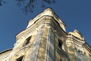 Pohled na bohatě zdobenou průčelní fasádu kostela (© Miroslav BITTER 12/2006)