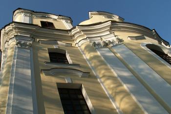 Pohled na bohatě zdobenou průčelní fasádu kostela (© Miroslav BITTER 12/2006)