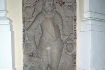 Jaroslav Skrbenský z Hříště (náhrobní kámen je umístěn v hlavní lodi kostela) (© Miroslav BITTER 12/2006)