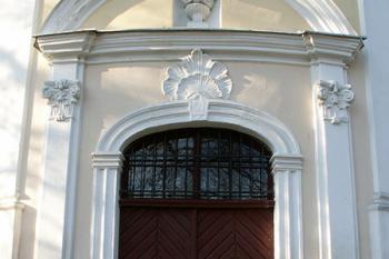 Vstupní portál hlavních dveří (© Miroslav BITTER 12/2006)