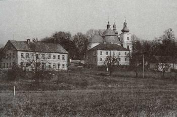 Pohled na kostel, faru a vlevo na snímku tzv. starou školu od Volenského rybníku v roce 1978. ( © Ladislav Kiška, Starší historie a pamětihodnosti obce Šenova ve Slezsku (Obecní úřad Šenov 1991))