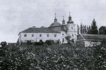 Fara a kostel Prozřetelnosti Boží před rokem 1881, pravděpodobně nejstarší dochovaná fotografie ze Šenova. ( © Simona Slavíková, Průvodce naučnou stezkou města Šenova, Městský úřad Šenov 2006)