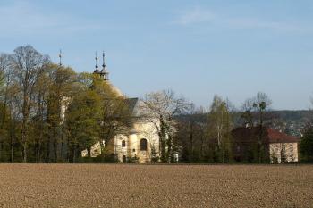 Pohled na kostel Prozřetelnosti Boží a faru, která se nachází v jeho blízkosti. ( © Miroslav BITTER 05/2007)