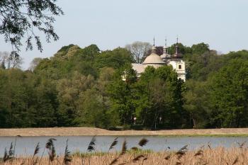 Pohled na kostel Prozřetelnosti Boží - přes hladinu Volenského rybníka ( © Miroslav BITTER 05/2007)