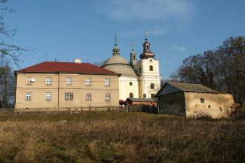 Pohled na farní budovu (v popředí snímku) a kostel Prozřetelnosti Boží ( © Miroslav BITTER 03/2007)