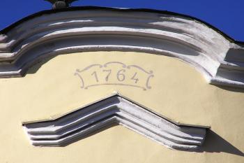 detail letopočtu ve štítě hlavního průčelí ( © Jan P. Štěpánek 02/2008)