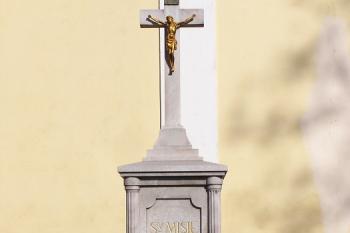 misijní kříž při jižní stěně kostela ( © Jan P. Štěpánek 02/2008)