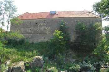Západní strana tvrze ( © Filip Matoušek 07/2006)