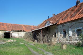hospodářské budovy u tvrze (© Michal Schuster, 04/2009)