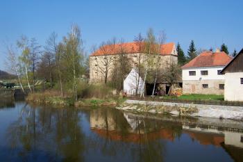 Celkový pohled z vesnice (© Michal Schuster, 04/2009)