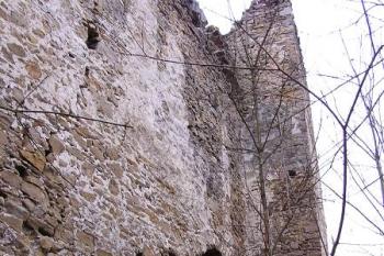 pohled od východu na místo starší zazděné brány do hradu a na starší gotickou věž ( © Jan P. Štěpánek 02/2008)