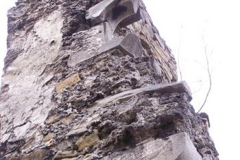 pozůstatek krakorce arkýře nedaleko mladší vstupní brány ( © Jan P. Štěpánek 02/2008)