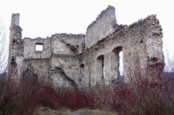 interiér zříceniny renesančního paláce hradu ( © Jan P. Štěpánek 02/2008)