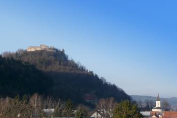 pohled na Hradní vrch se zříceninou Považského hradu a s obcí Považské Podhradie s kostelem pod ním ( © Jan P. Štěpánek 02/2008)