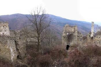 pohled z patra renesančního paláce na západní část s mohutnější gotickou věží a na část severní s torzem menší gotické věže ( © Jan P. Štěpánek 02/2008)