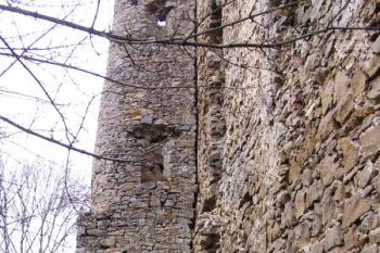 půloválná věžice na čtvercové podezdívce při západním nároží hradu ( © Jan P. Štěpánek 02/2008)