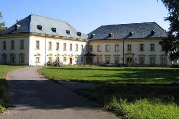 Pohled na zámek ze zámeckého parku (© Pavel Vítek 09/2005)