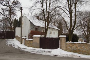 jedna z bývalých hospodářských budov (© Rodochrozit, 01/2013)