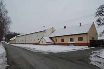 bývalé hospodářské budovy (© Rodochrozit, 01/2013)