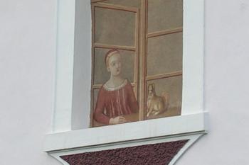 Falešné okno s obrazem dívky a psíka na východní straně zámku (© Adam Prokeš, 02/2007)