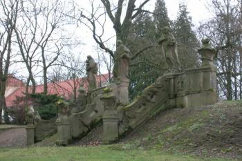 Je to dílo sochaře Václava Heinricha a kameníka Františka Hornicha. První jmenovaný pocházel z Litomyšle, druhý z kladské vesnice Rothfloss (Czerwony Strumień) nedaleko Mladkova.  (© Adam Prokeš, 02/2007)