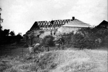 Jihovýchodní pohled po požáru 1998 (© Zvonimír Dragoun 1998)