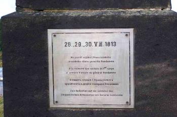 Novodobá, paradoxní deska na zadní straně pomníku (© Vladimír Studecký 09/2005)