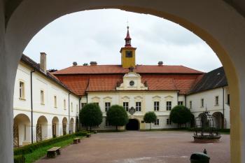 nádvoří od západu (© Alena Volná, 28. 6. 2009)