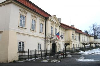 Průčelí zámku z levé strany ( © Pavel Vítek 02/2006)