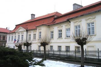 Průčelí zámku z pravé strany ( © Pavel Vítek 02/2006)
