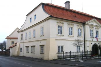 Severní starna hlavní budovy zámku ( © Pavel Vítek 02/2006)
