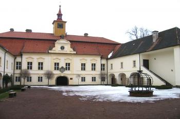 Zámecké nádvoří a východní trakt zámku ( © Pavel Vítek 02/2006)