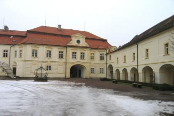 Nádvoří se západním traktem zámku ( © Pavel Vítek 02/2006)