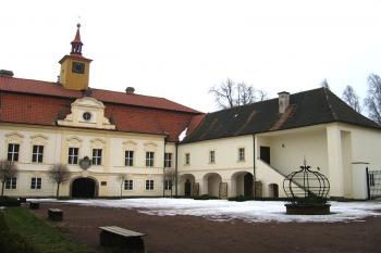 Zámecké nádvoří ( © Pavel Vítek 02/2006)