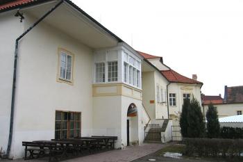 Jižní část západního traktu zámku ( © Pavel Vítek 02/2006)