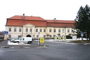 Průčelí zámku z náměstí ( © Pavel Vítek 03/2006)