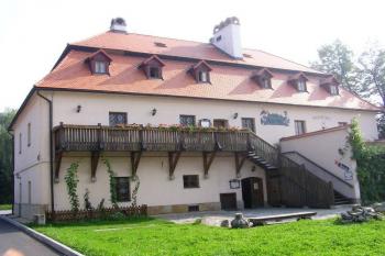 nádvorní strana budovy s dřevěnou pavlačí ( © Jan P. Štěpánek 09/2005)