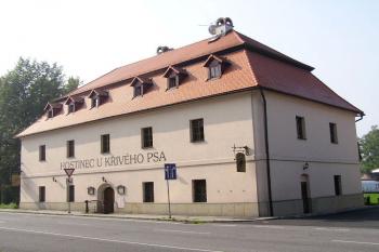 celkový pohled na budovu od hlavní silnice ( © Jan P. Štěpánek 09/2005)