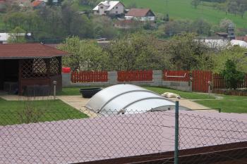 bazének se střechou, postavený asi v samém centru tvrze (© D Dohňanský, 05/2017)