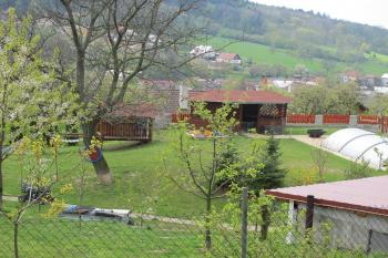 stále znatelná hrana tvrziště / strom s dřevěnou "lávkou"/ na jv. straně (© D Dohňanský, 05/2017)