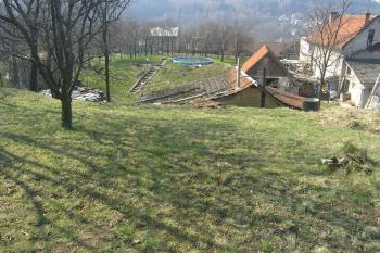 Pohled na tvrziště zničené stavbou bazénu ( ©Martin Kabeláč 03/2007)