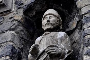 Socha sv. jakuba ve výklenku štítu. ( © Radovan Smokoň 07/2009)