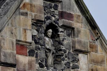 Socha sv. Jakuba ve výklenku štítu. ( © Radovan Smokoň 07/2009)