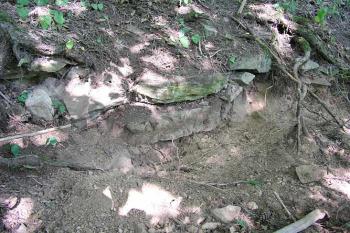 Jediný zbytek zdiva na zadní části hradu ( © Roman Řezáč 08/2004)