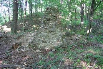 Výrazný zbytek hradby v čele předního dílu ( © Roman Řezáč 08/2004)