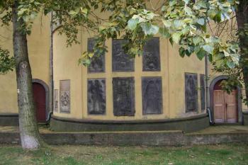 Renesanční náhrobní kameny ve zdi kostela (© Vladimír Studecký 9/2005)