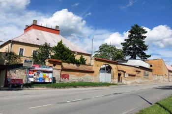 Zámek a přilehlé budovy od jihozápadu (© Jiří Cukr, 08/2010)