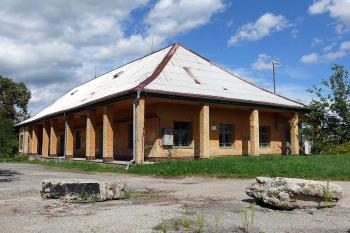 Budova severně za zámkem (© Jiří Cukr, 08/2010)